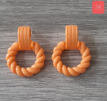 a vendre boucles d'oreilles.neuves emballees
