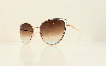 Lunette de soleil femme style cats dorée contour blanc verres dégradés UV protection catégorie 2