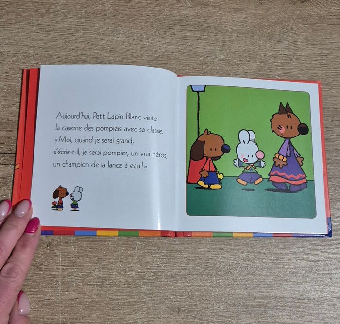 Petit Lapin Blanc chez les pompiers - photo numéro 2