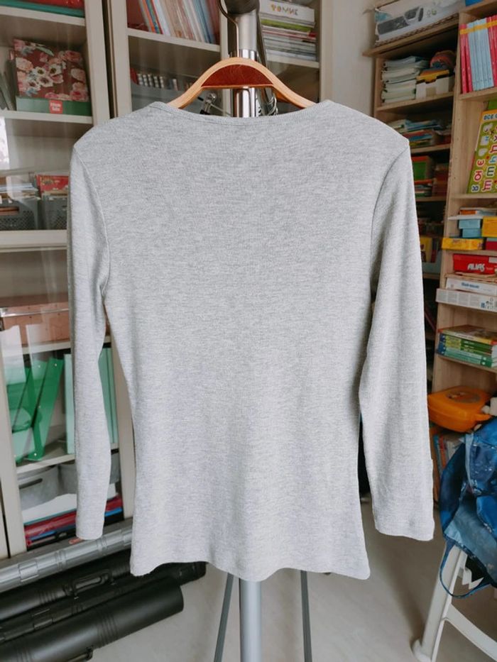 Top Caroll gris chiné, détails boutons, confort et style décontracté chic - photo numéro 3