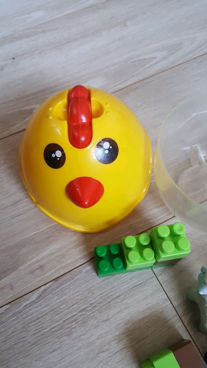 Poule avec lego et personnage - photo numéro 2