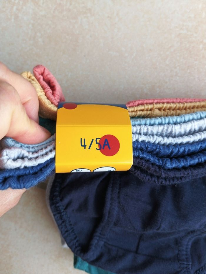 Lot de slips neufs taille 4/5 ans - photo numéro 2