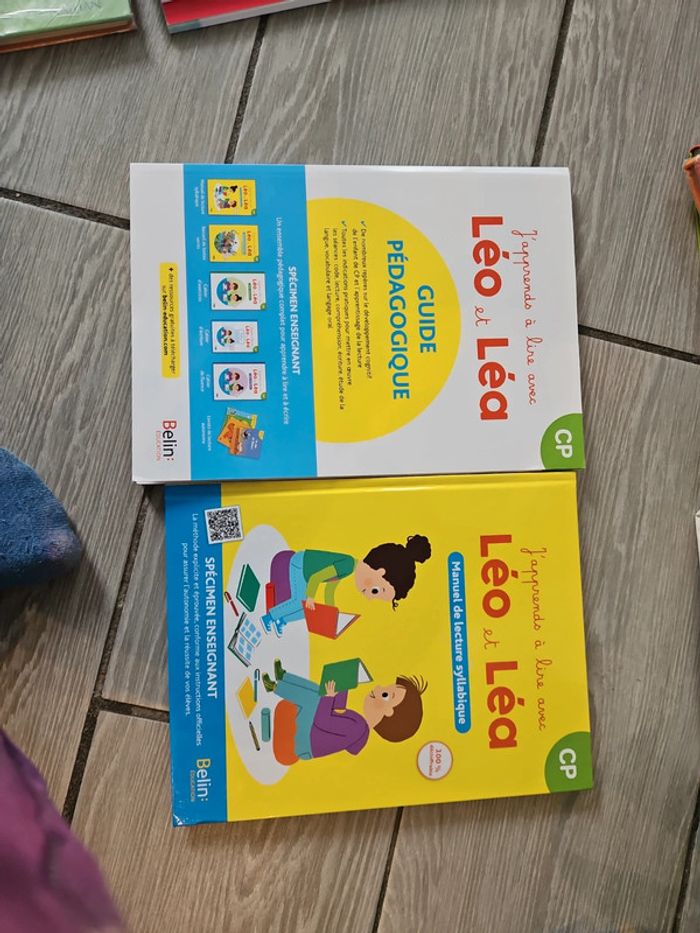 Livre scolaire  lecture syllabique Léo  et Léa