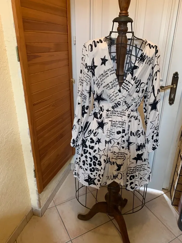 Robe courte noire et blanche - photo numéro 2