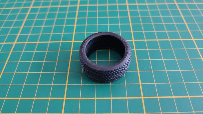 Pneu avant seul pièce miniature Bburago burago Porsche 911 Carrera 1993 1/18 1/18e 1/18ème #C53 - photo numéro 2