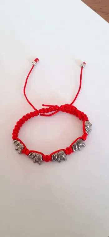 Joli bracelet avec des éléphants.