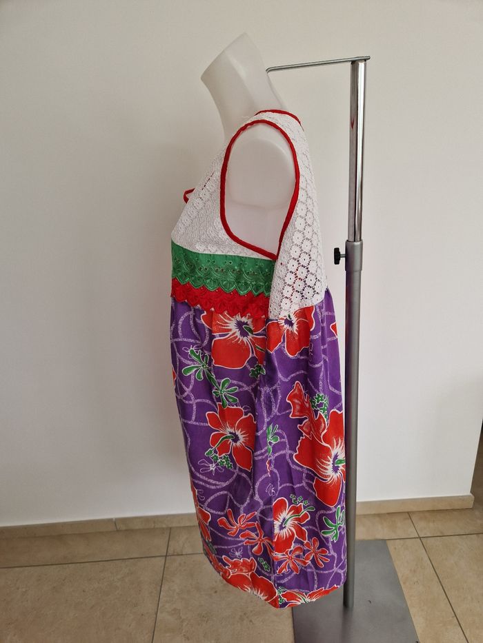 Robe polynésienne violette à fleurs rouge avec détail dentelle - photo numéro 3