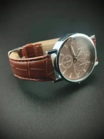 Montre marron intégrale, homme sportif rétro