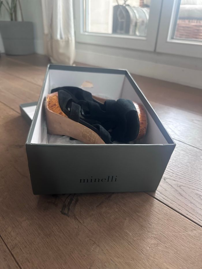 chaussures femme ouvertes noirs en daim de la marque Minelli, en très bon état. - photo numéro 6