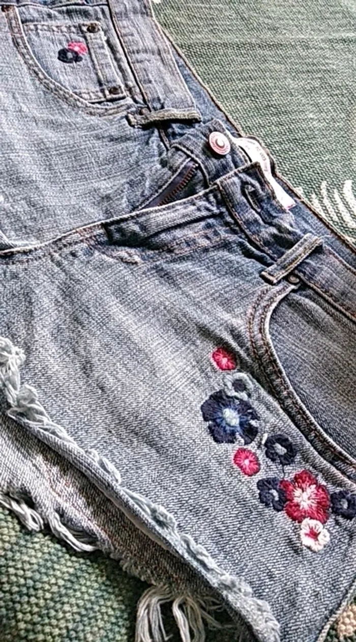 Short en jeans fleuri - photo numéro 2