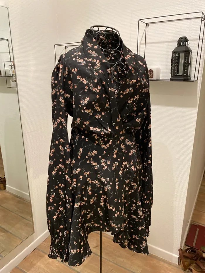 Robe courte portefeuille avec petites fleurs
