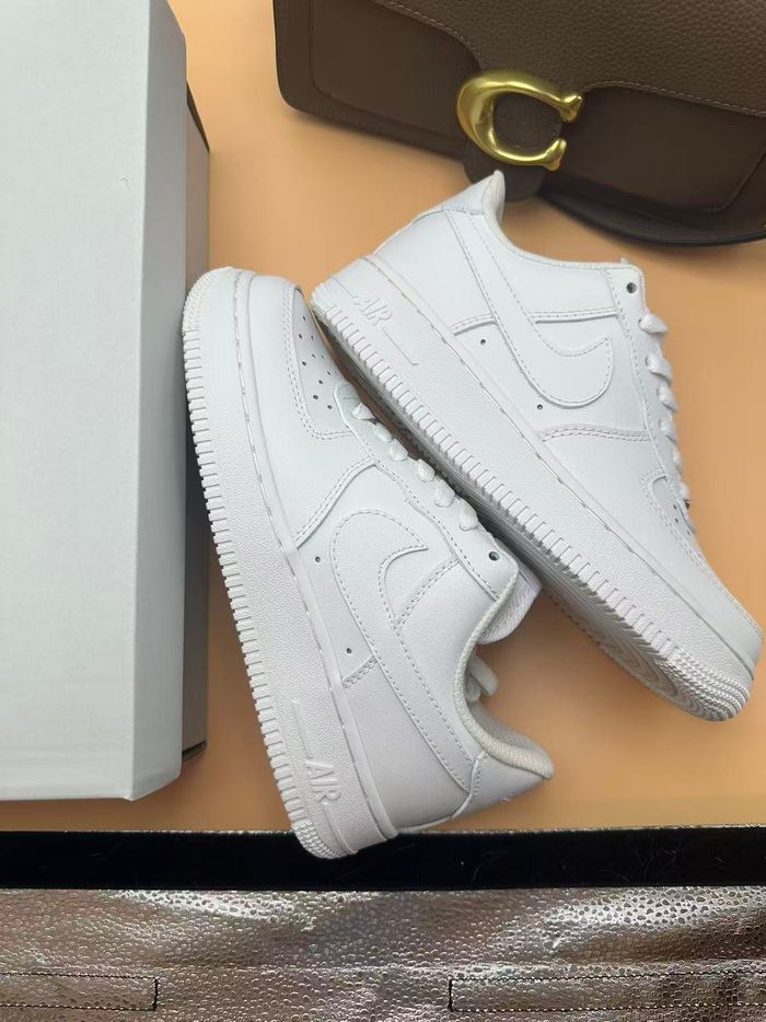 Nike Air Force 1 Low '07 Blanche 42.5 - photo numéro 1