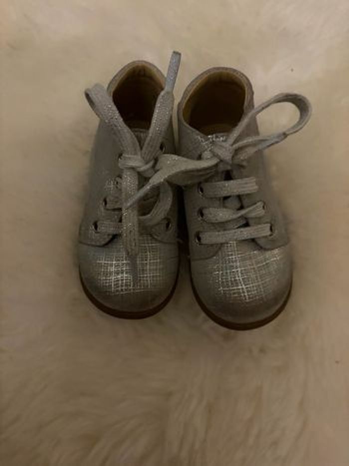 Pom d’Api Chaussures – premiers pas –  bleu argentées