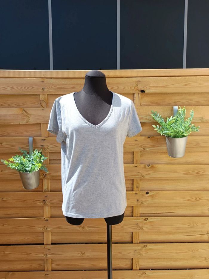 T-shirt col V taille L