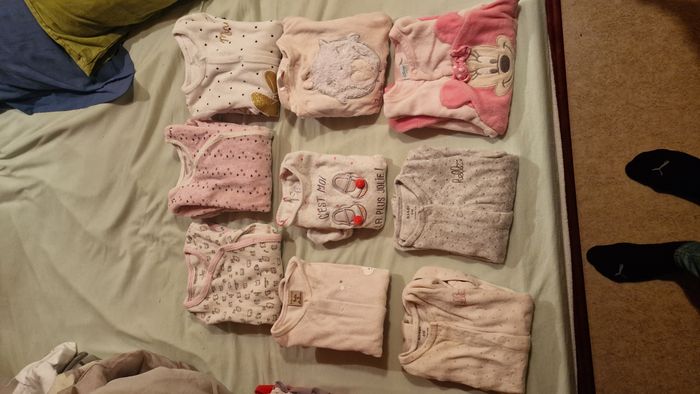 Lot pyjamas hivers  et body - photo numéro 2