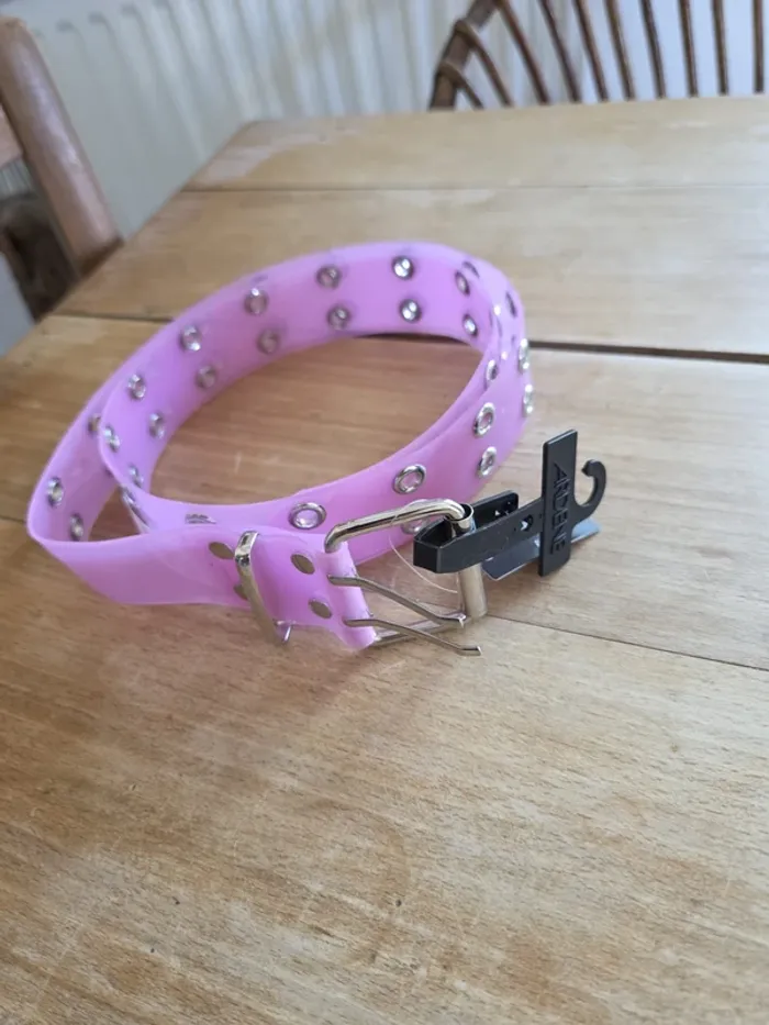 Ceinture rose à œillets – Marque Ardene – style Y2K / punk chic
