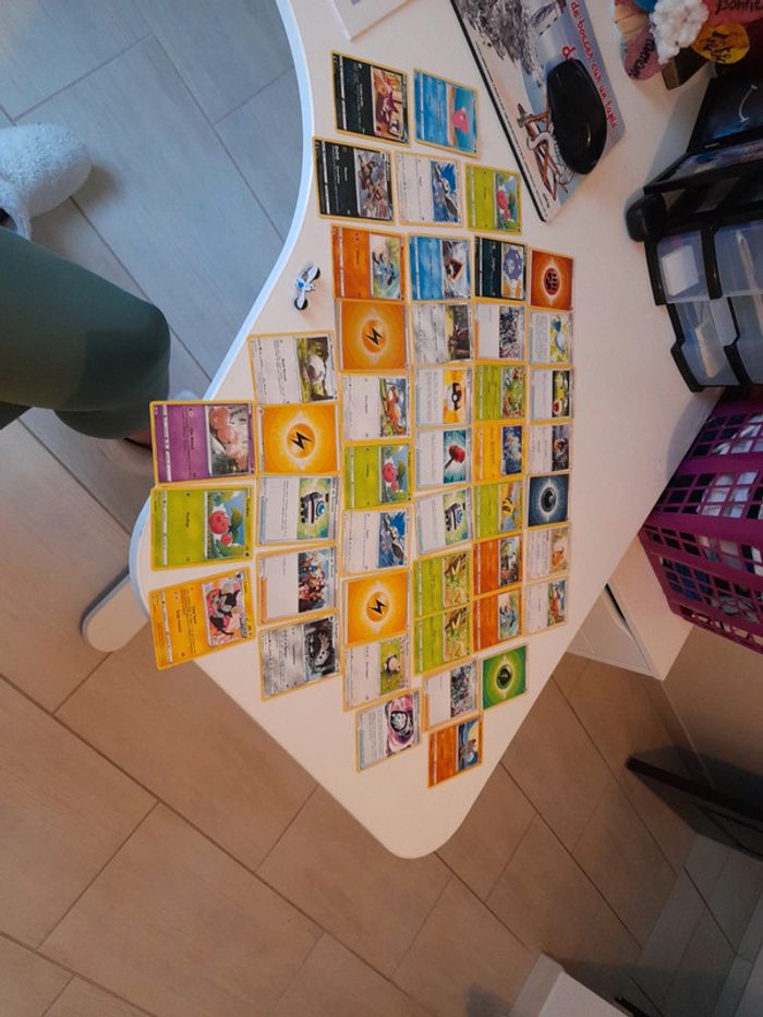 Lot de cartes pokemon plus un pins