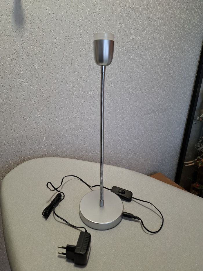 Jolie petite lampe led flexible de bureau/table de chevet Livarno argentée comme neuve - photo numéro 3