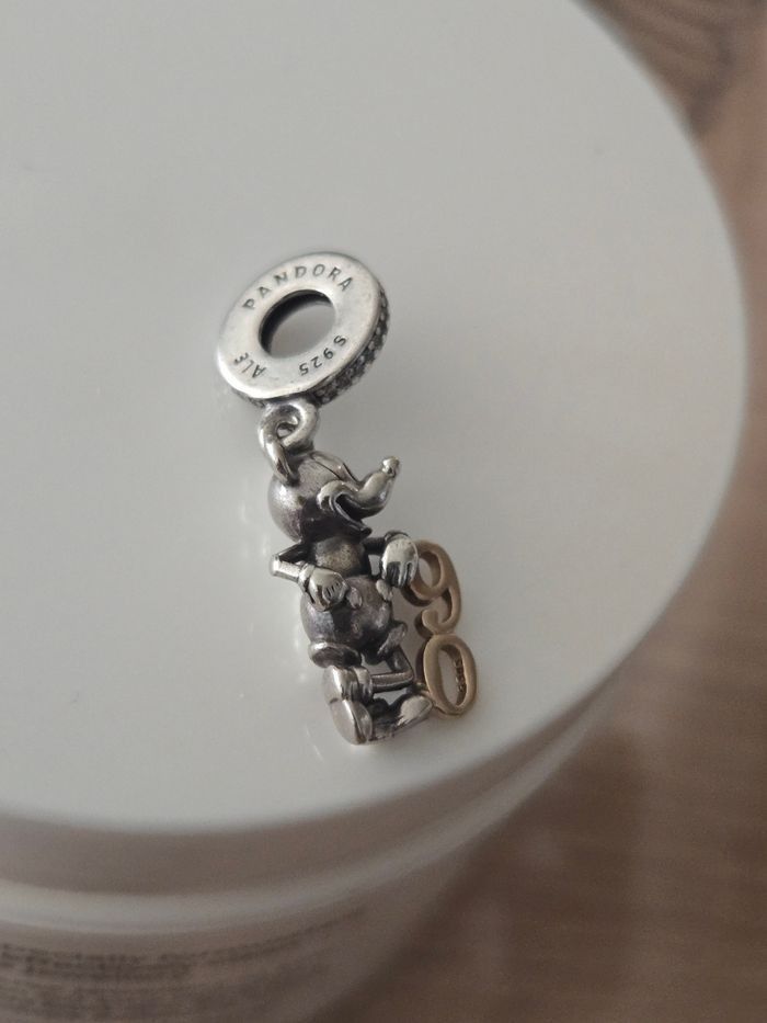 Charm mickey 90 ans Pandora - photo numéro 3