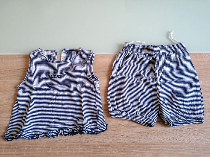 Ensemble t-shirt sans manches et short taille 9 mois