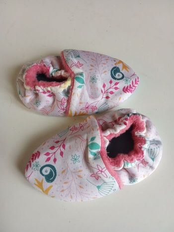 Chaussons souple en tissu pour  bébé fille 0, 12  mois environ, motif fleuri à enfiler