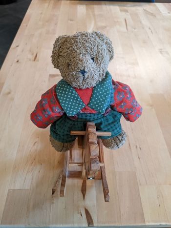 Déco ourson sur cheval à bascule