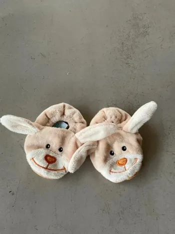 Chaussons neufs lapin 3 à 6 mois