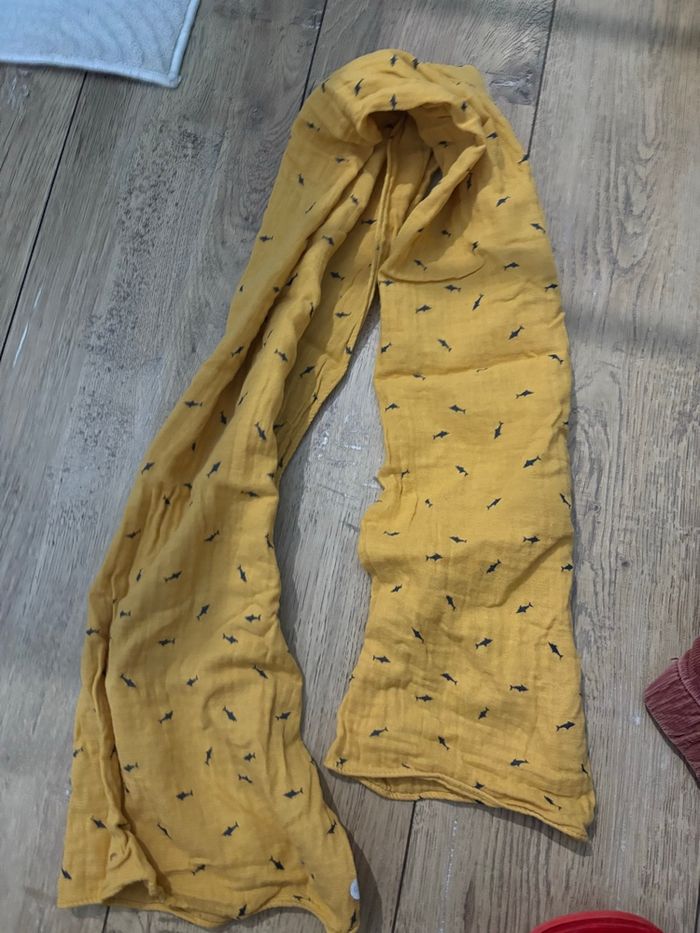 Écharpe / foulard requin - photo numéro 3