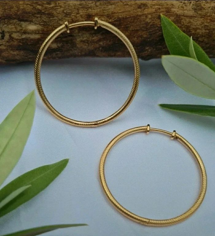 Boucles d'oreilles créoles torsadées plaqué or