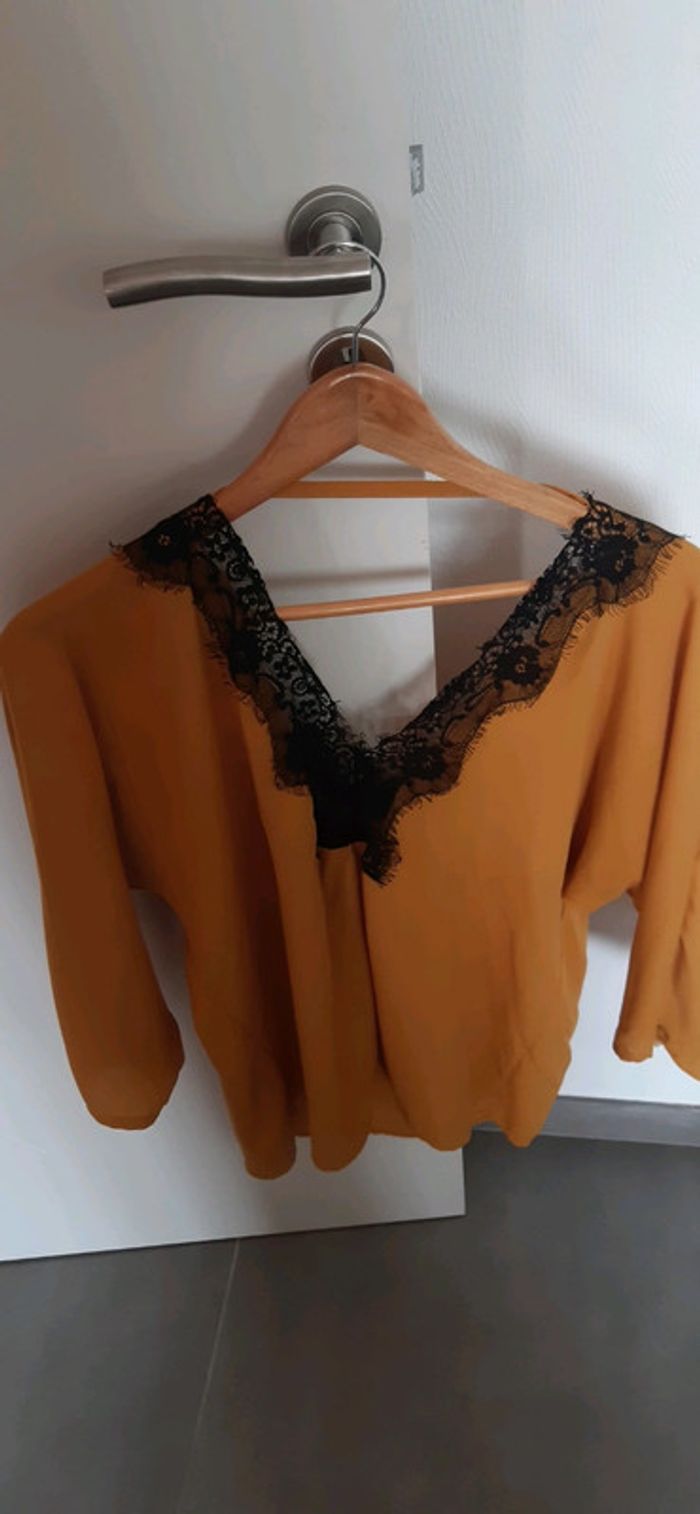 Blouse dentelle noire et moutarde - photo numéro 5