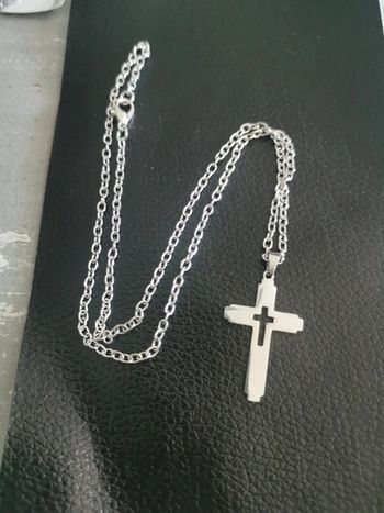 Chaîne et pendentif croix chrétienne
