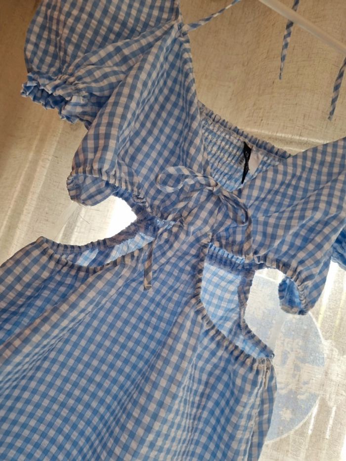 Robe courte ouverte sur le côté - photo numéro 4