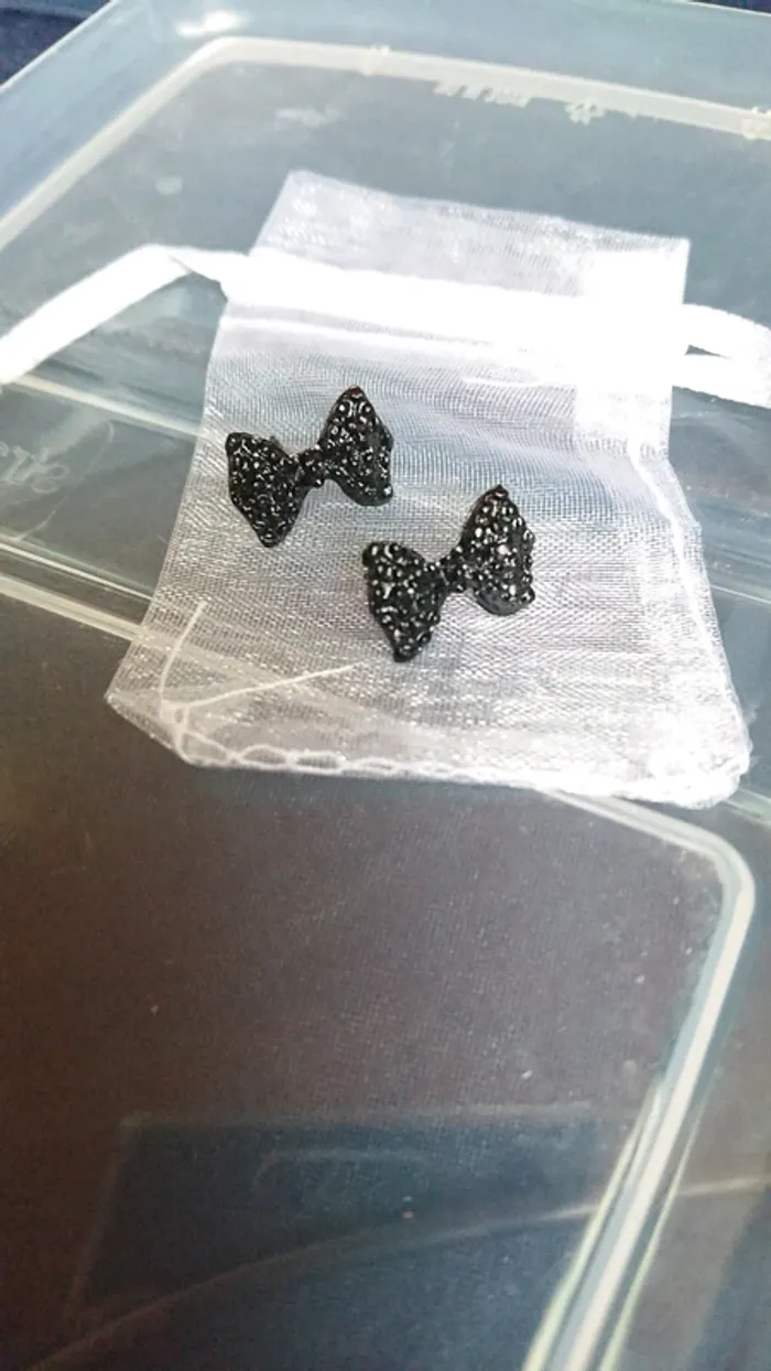 Clou d'oreilles nœuds noir