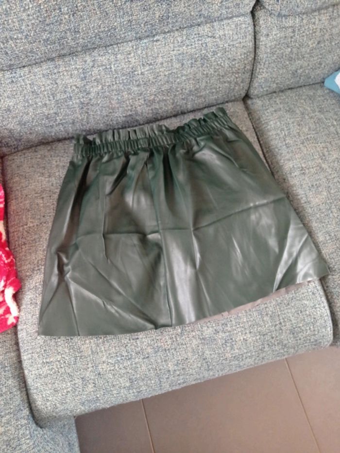 Mini jupe simili cuir de la couleur verte - photo numéro 3