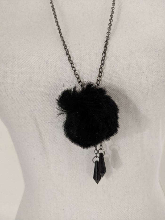 Collier sautoir boule duveteuse et pampilles noires - photo numéro 2
