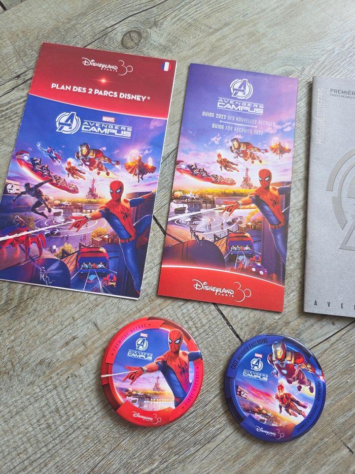 Lot goodies disney ouverture advengers campus : badge cast + guest plan dépliant disneyland paris - photo numéro 2