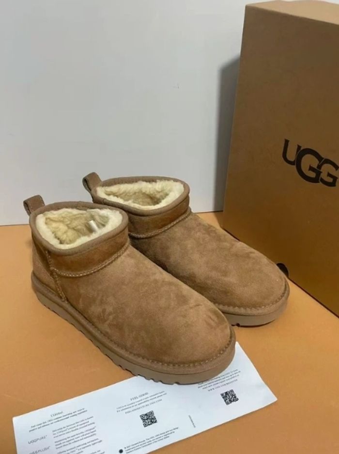 Bottes de neige UGG Mini, pointe 37
Couleur :Chataigne
Point :37
Neuves, dansleur boîte d'origine, jamais portées
Expédition sous 24h.