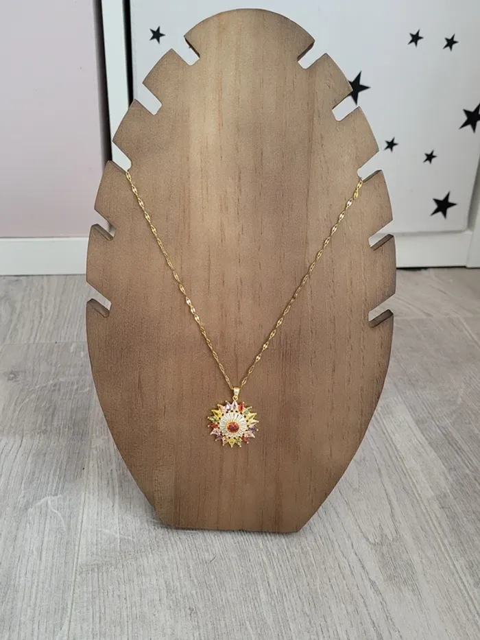 Collier en acier inoxydable argenté forme de fleur pierres multicolores en zirconium 40-45 cm - photo numéro 2