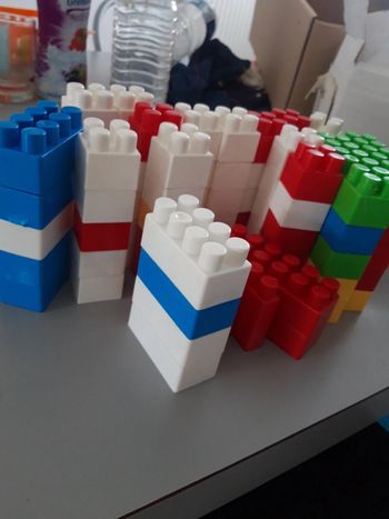 85 cubes en plastiques