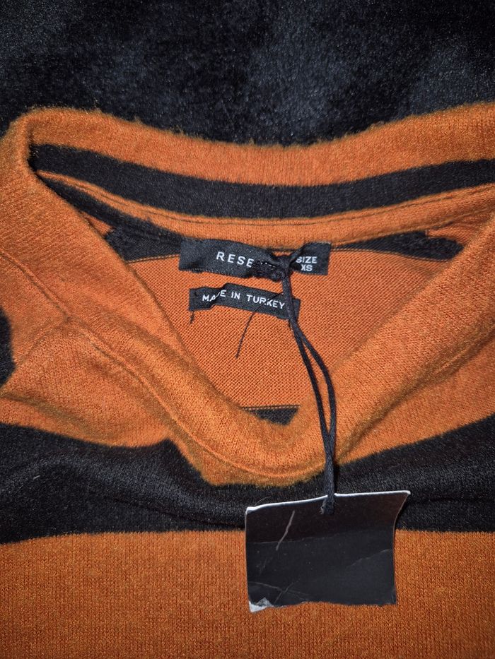 Pull orange et noir - photo numéro 2