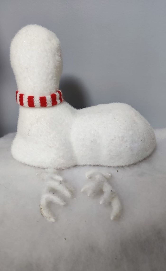 Renne décoratif de Noël blanc avec écharpe rouge - photo numéro 3