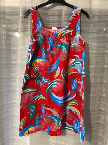 Robe rouge fleuri