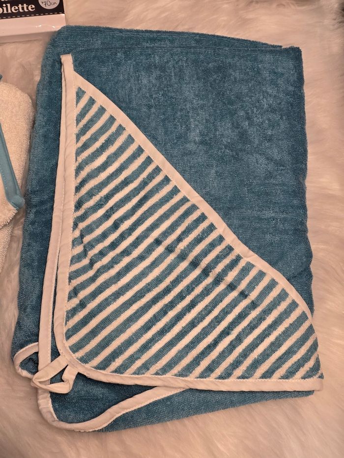 NEUFS 🏷😍🤩👌superbe   lot 4  capes de bains et  2 gants de toilettes bébé 🤩😍⚘️⚘️ - photo numéro 2