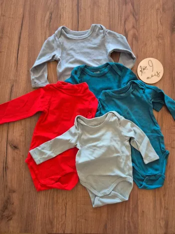 Lot Bodie garçon 9 mois