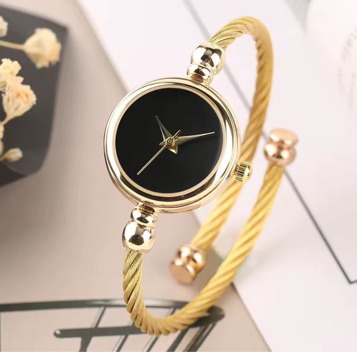 Montre bracelet doré & cadran noir – Chic et intemporelle