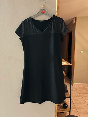 Robe à manches courtes noire texturée