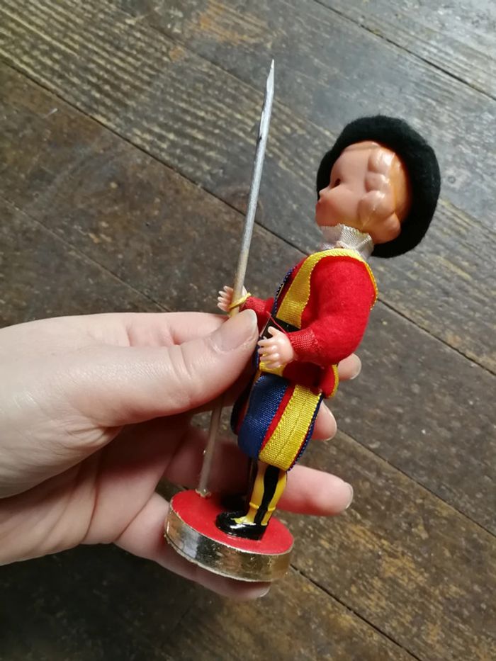 Poupée folklorique ancienne monde Garde Vatican Rome - photo numéro 5