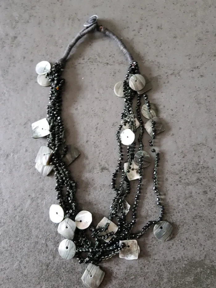 Collier fantaisie noir - photo numéro 5