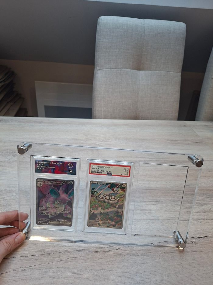 Présentoir premium en acrylique premium pour 3 cartes gradées Pokémon psa , collect-aura etc..