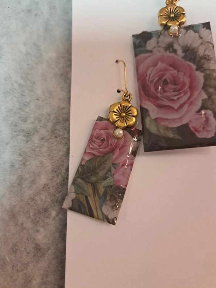 Boucles d'oreilles pendante avec pendentif en résine florale - photo numéro 9